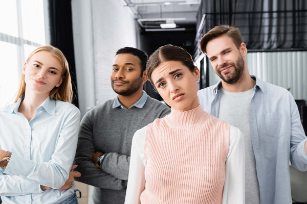 Skeptische Kollegen, die im Büro in die Kamera schauen