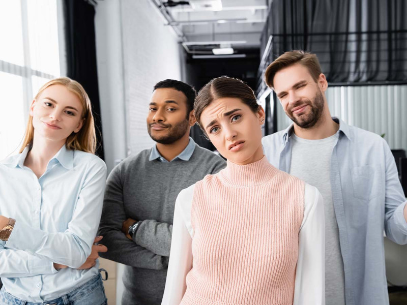 Skeptische Kollegen, die im Büro in die Kamera schauen