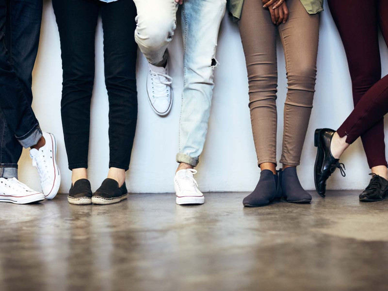 Unterschiedliche Schuhe junger Menschen – symbolisch für die Wahl der passenden Schuhe fürs Vorstellungsgespräch