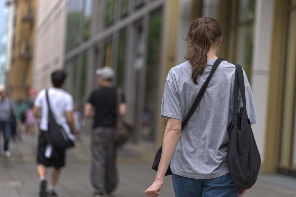 Frau verlässt ohne zu fragen ihren Arbeitsplatz. Sie fragt sich, welche Konsequenzen nun auf sie zukommen werden.