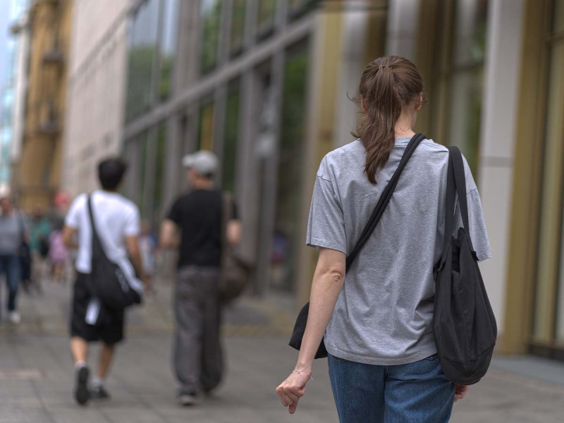 Frau verlässt ohne zu fragen ihren Arbeitsplatz. Sie fragt sich, welche Konsequenzen nun auf sie zukommen werden.