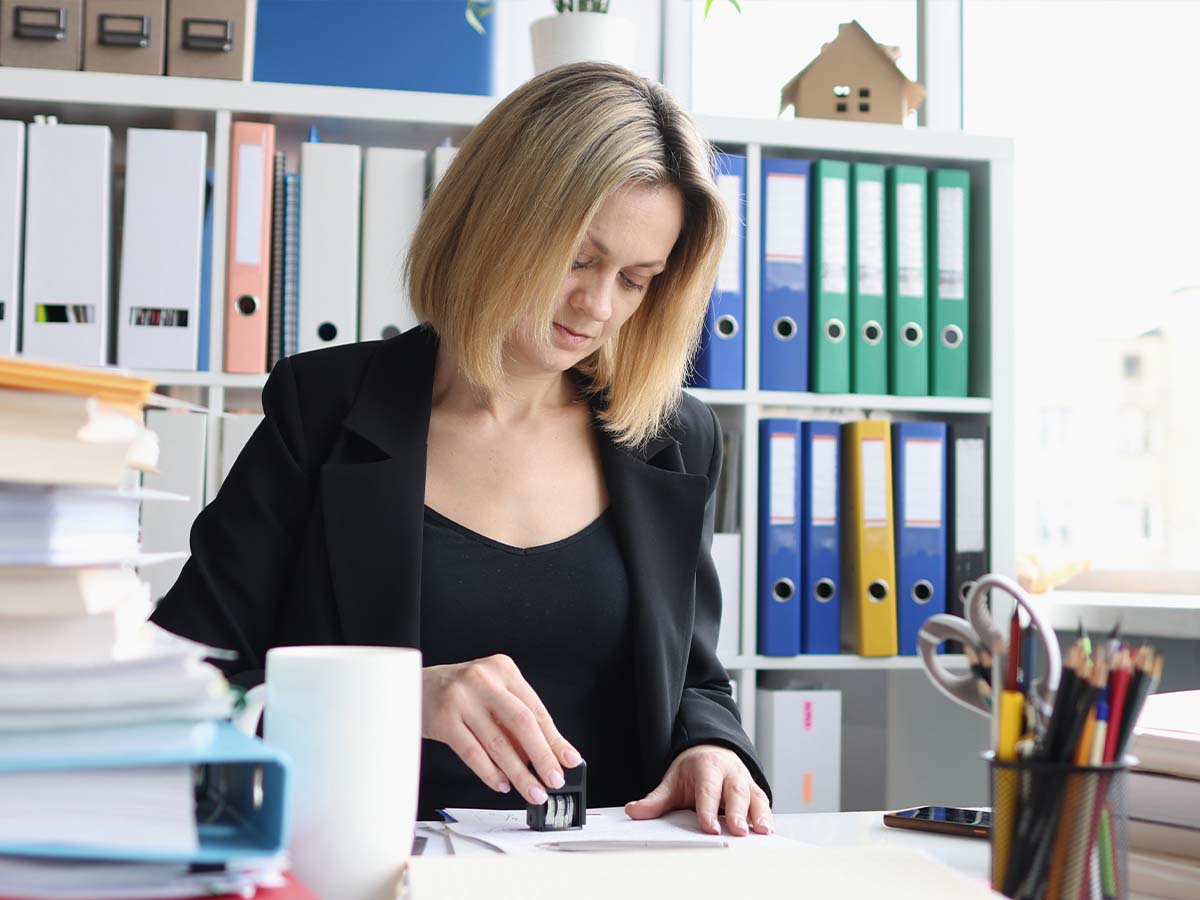 Bürokauffrau während der Arbeit