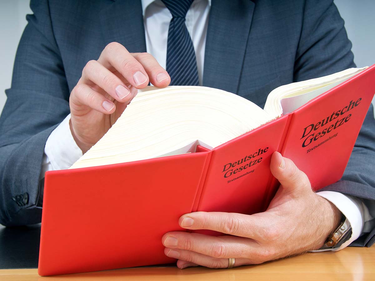 Gesetz: Der Arbeitgeber darf also nicht pauschal die private finanzielle Situation einer Bewerberin oder eines Bewerbers abfragen.